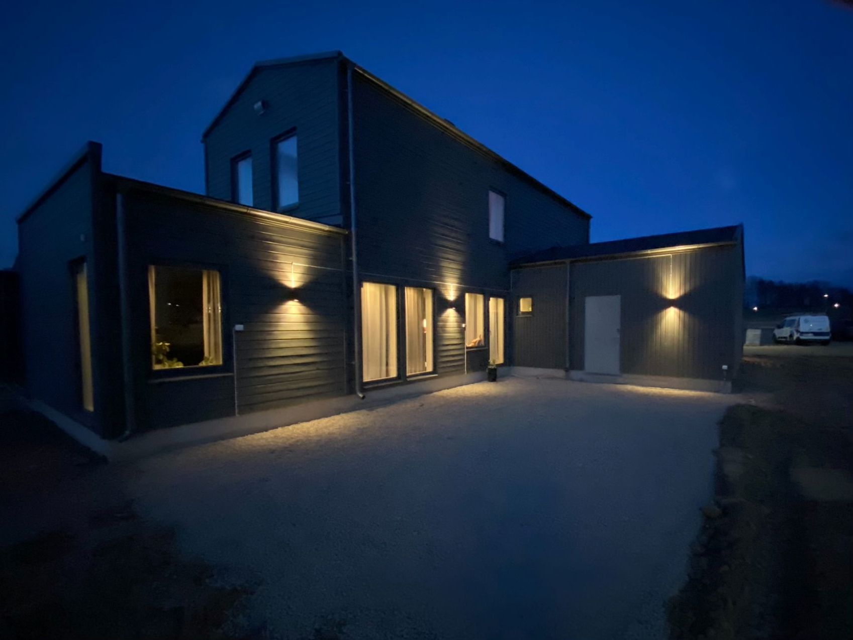 Villa med utomhusbelysning på kvällen